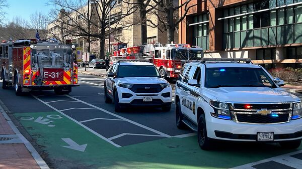 Автомобили Секретной службы США блокируют доступ к улице, на которой находится посольство Израиля в Вашингтоне. 25 февраля 2024