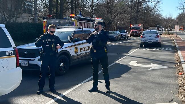 Представители подразделения Секретной службы США блокируют доступ к улице, на которой находится посольство Израиля в Вашингтоне