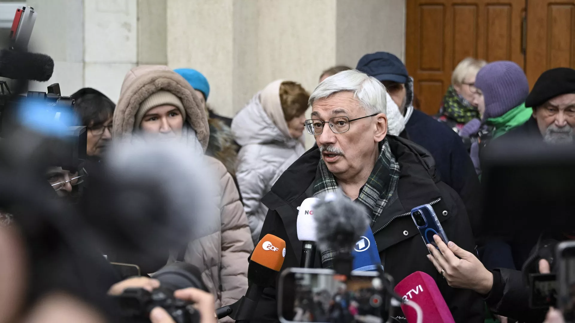 Правозащитник Олег Орлов (иноагент) около здания суда в Москве. 26 февраля 2024 - РИА Новости, 1920, 26.02.2024