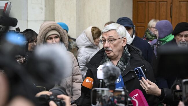 Правозащитник Олег Орлов (иноагент) около здания суда в Москве. 26 февраля 2024