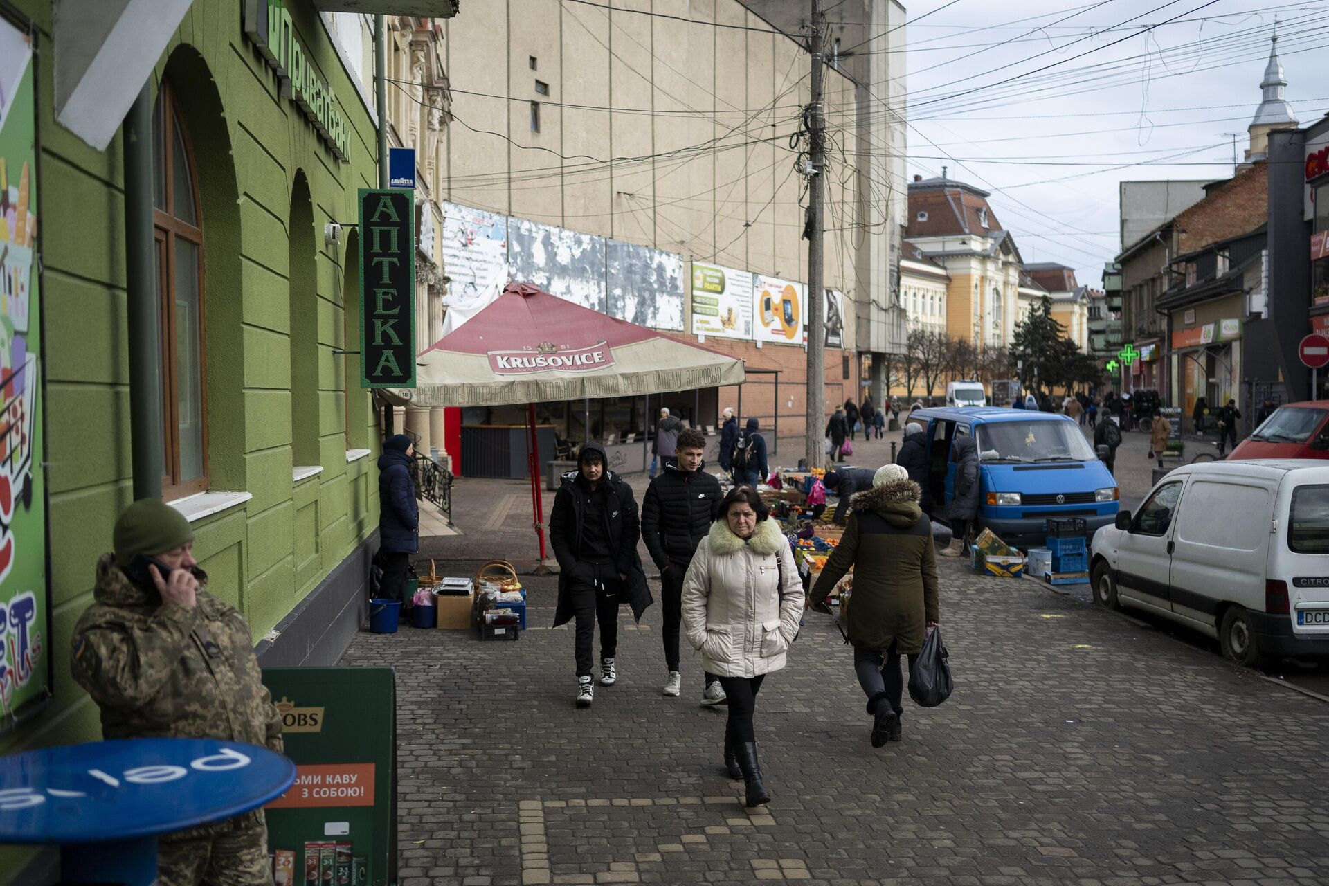 Люди гуляют по центру города Беречево в Закарпатской области Украины - РИА Новости, 1920, 04.04.2025