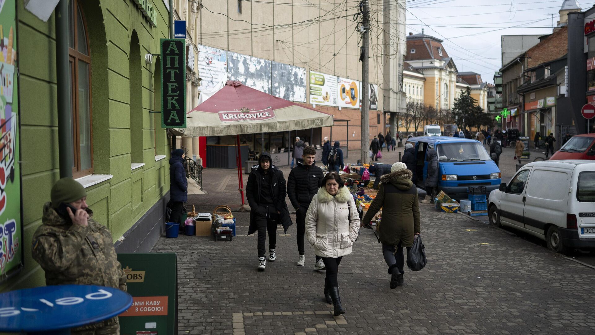 Люди гуляют по центру города Беречево в Закарпатской области Украины - РИА Новости, 1920, 27.09.2024