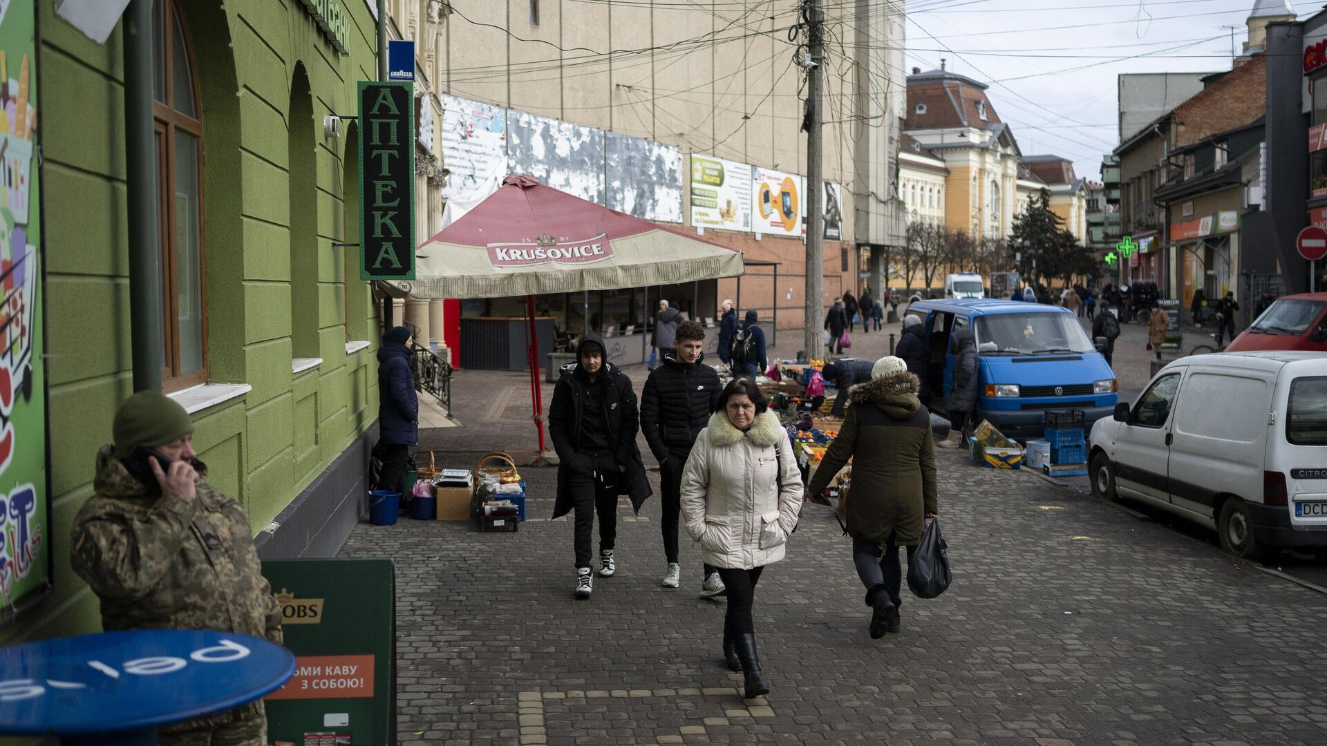 Люди гуляют по центру города Беречево в Закарпатской области Украины - РИА Новости, 1920, 26.02.2024