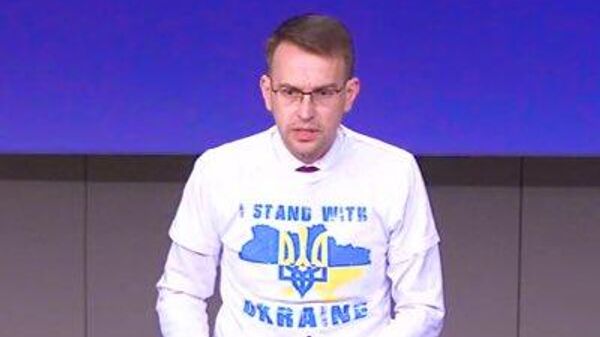 Официальный представитель внешнеполитической службы Евросоюза Петер Стано в футболке с украинской символикой