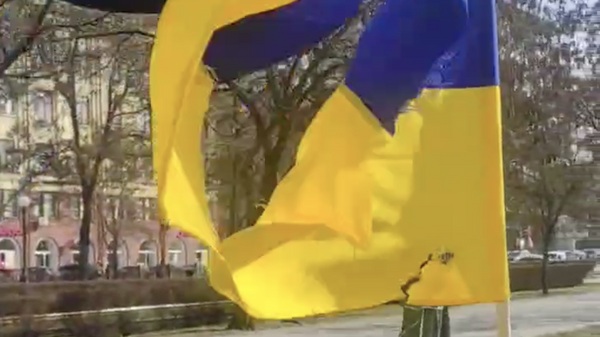Разрезанный флаг Украины в Днепропетровске