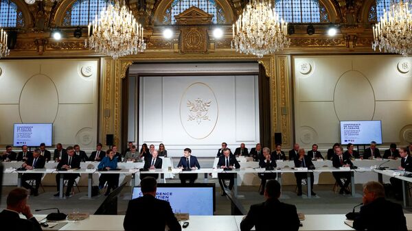 Президент Франции Эммануэль Макрон произносит речь на открытии конференции в поддержку Украины с европейскими лидерами в Елисейском президентском дворце в Париже. 26 февраля 2024