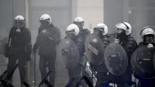 Офицеры бельгийской полиции во время акции протеста, организованной фермерами в Брюсселе. 26 февраля 2024 