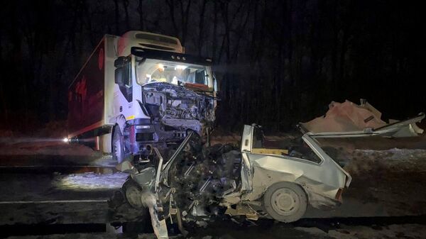 Место ДТП, где произошло столкновение грузовика и легкового автомобиля в Воронежской области. 27 февраля 2024