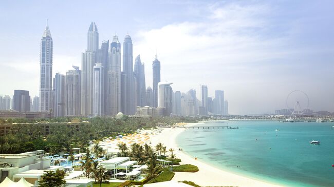 Пляж в районе Дубай Марина в Дубае, ОАЭ