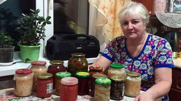 Бабушка бойца из Ярославской области вместе с односельчанами передала внуку на фронт 15 коробок с домашними заготовками