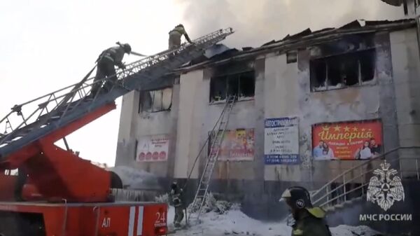 Сотрудники МЧС во время ликвидации пожара в административном здании в Ростовской области. Кадр видео