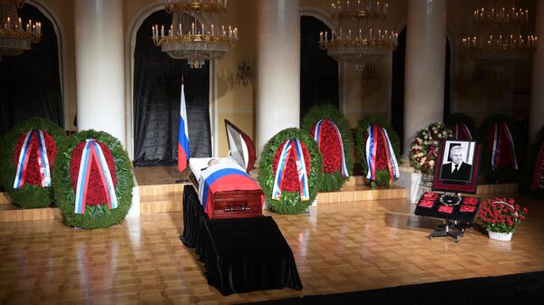 Гроб с телом председателя Верховного суда РФ Вячеслава Лебедева на церемонии прощания в Колонном зале Дома Союзов в Москве