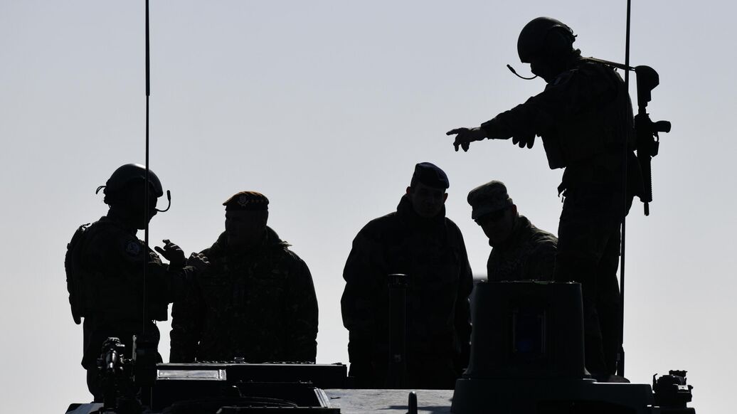 Франция готовится ввести на Украину около двух тысяч военных, сообщила СВР