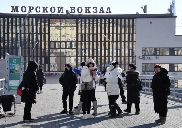 Китайские туристы возле Морского вокзала во Владивостоке Китайские туристы возле Морского вокзала во Владивостоке