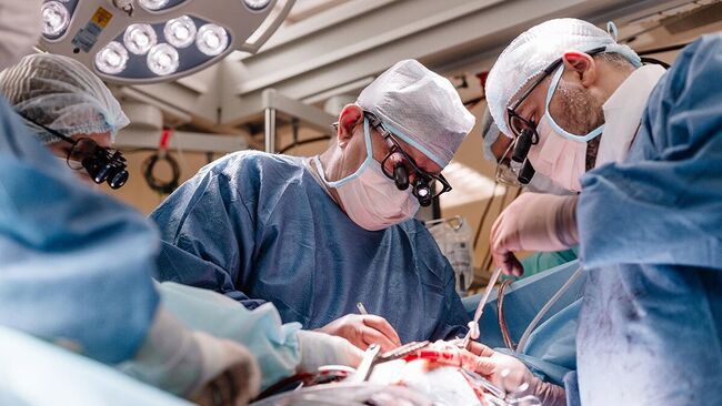 Врачи НМИЦ имени академика Е. Н. Мешалкина Минздрава России во время операции Врачи НМИЦ имени академика Е. Н. Мешалкина Минздрава России во время операции