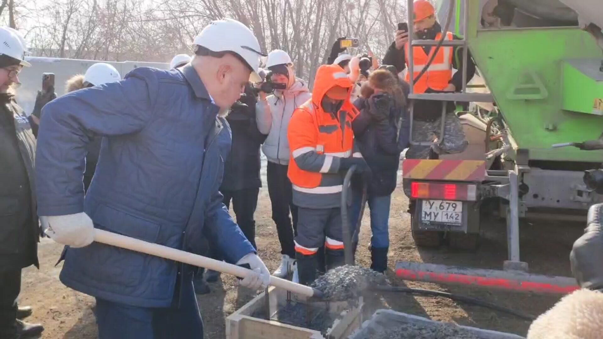 В залитии первой сваи больницы в Кемерово принял участие губернатор региона Сергей Цивилев - РИА Новости, 1920, 28.02.2024