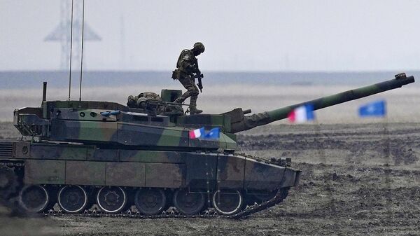 Французский военнослужащий на основном боевом танке Леклерк во время учений