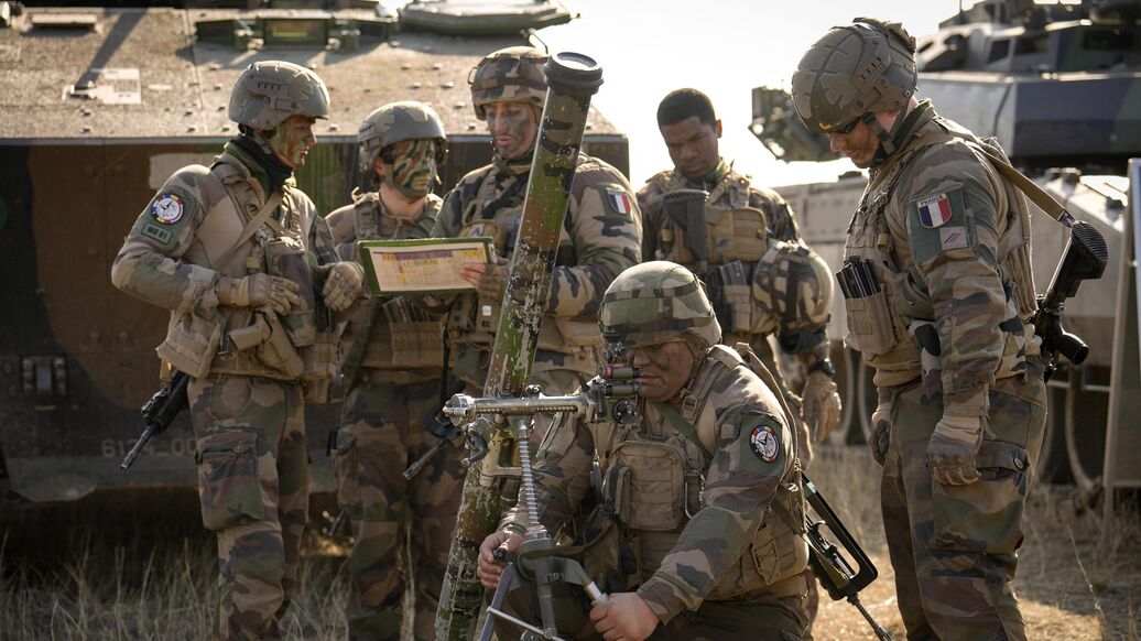 Франция готовится ввести военных на Украину, сообщила СВР