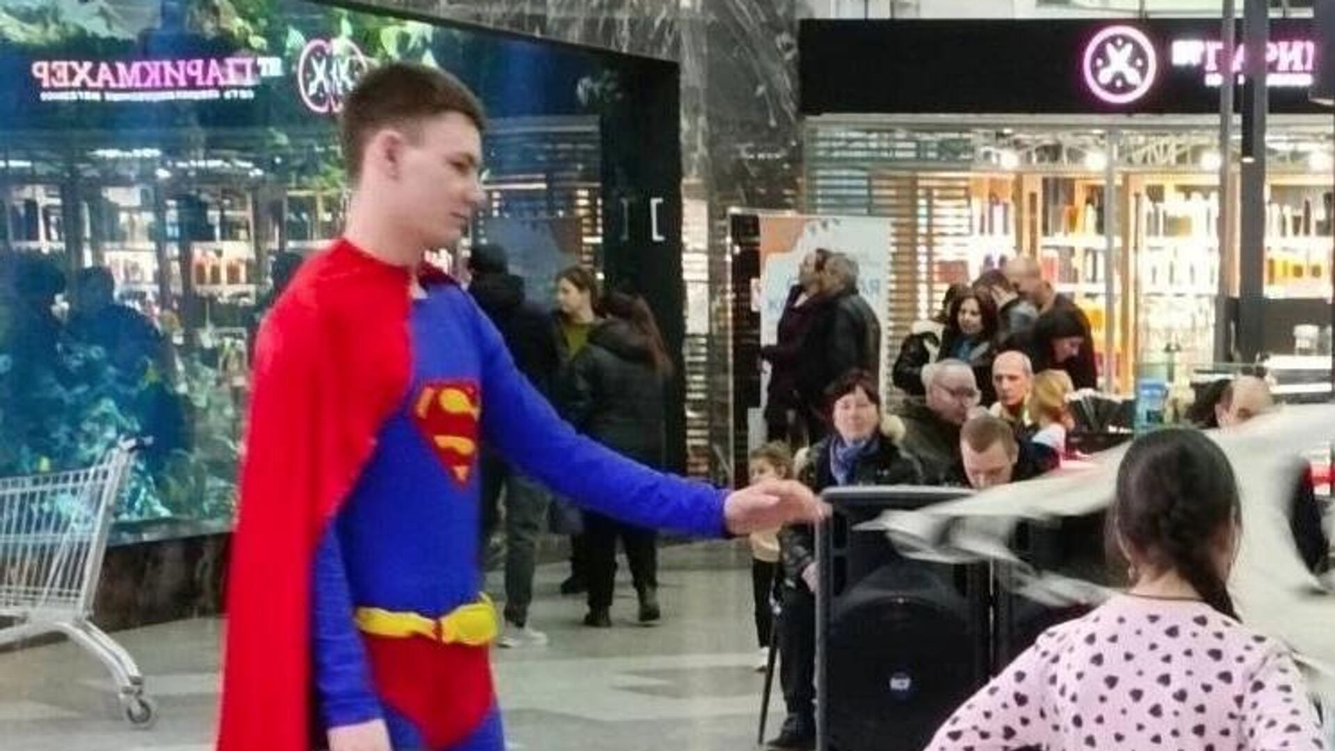 Аниматор в костюме Супермена в торговом центре МегаГРИНН в Белгороде - РИА Новости, 1920, 28.02.2024