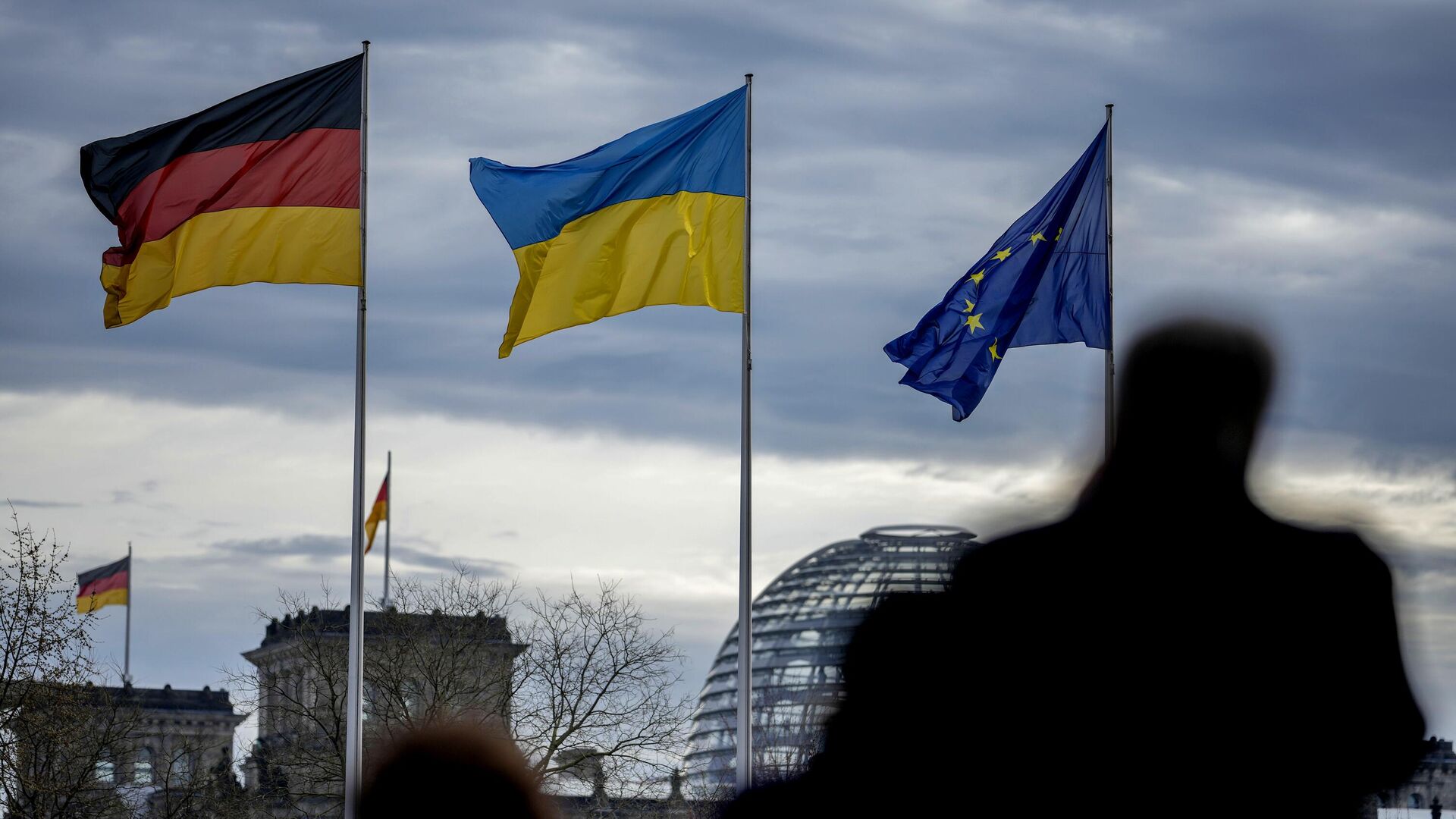 Флаги Германии, Украины и ЕС в Берлине - РИА Новости, 1920, 21.06.2024