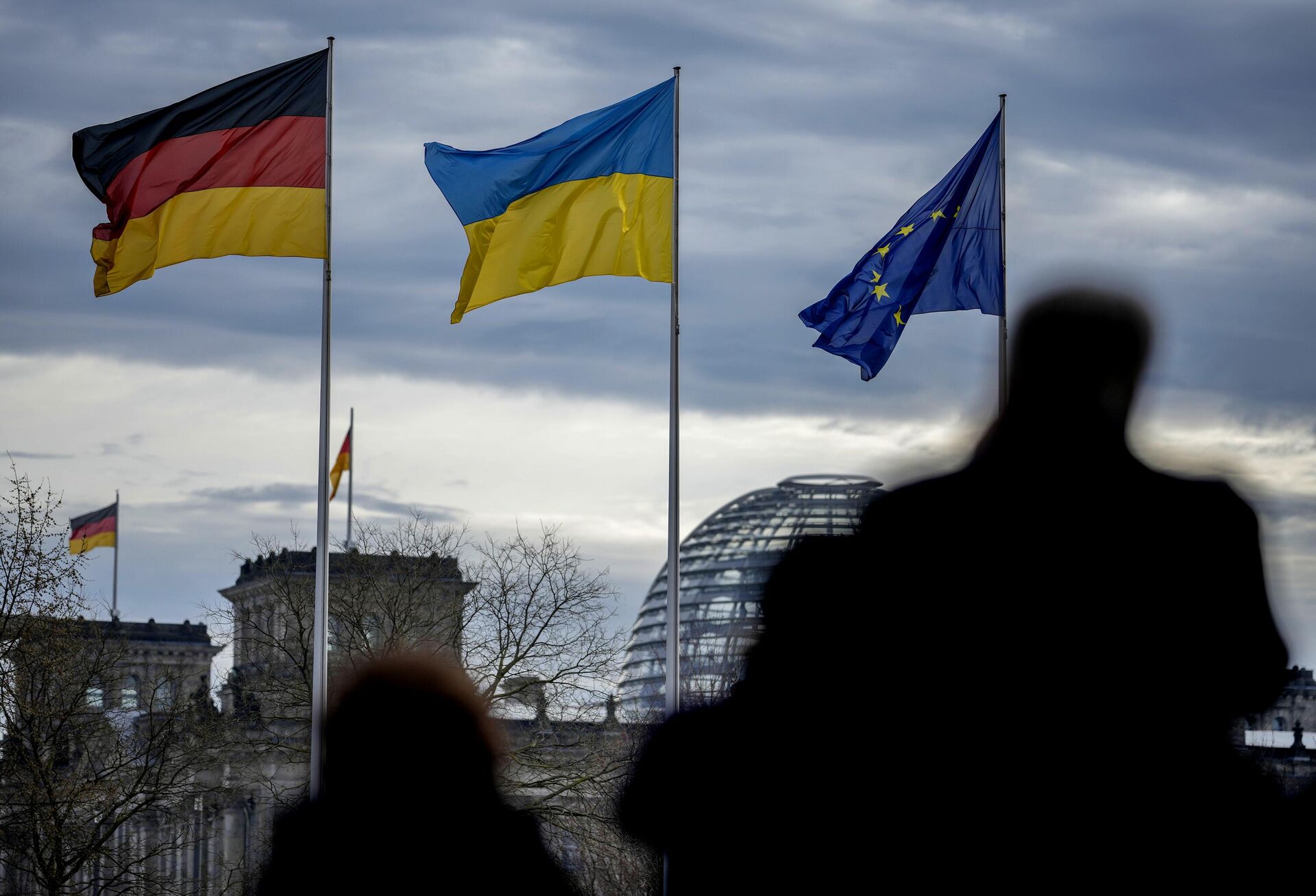 Флаги Германии, Украины и ЕС в Берлине - РИА Новости, 1920, 01.03.2024