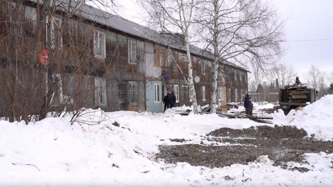 Деревянный дом в Нягани, где обрушились балконы. Кадр видео