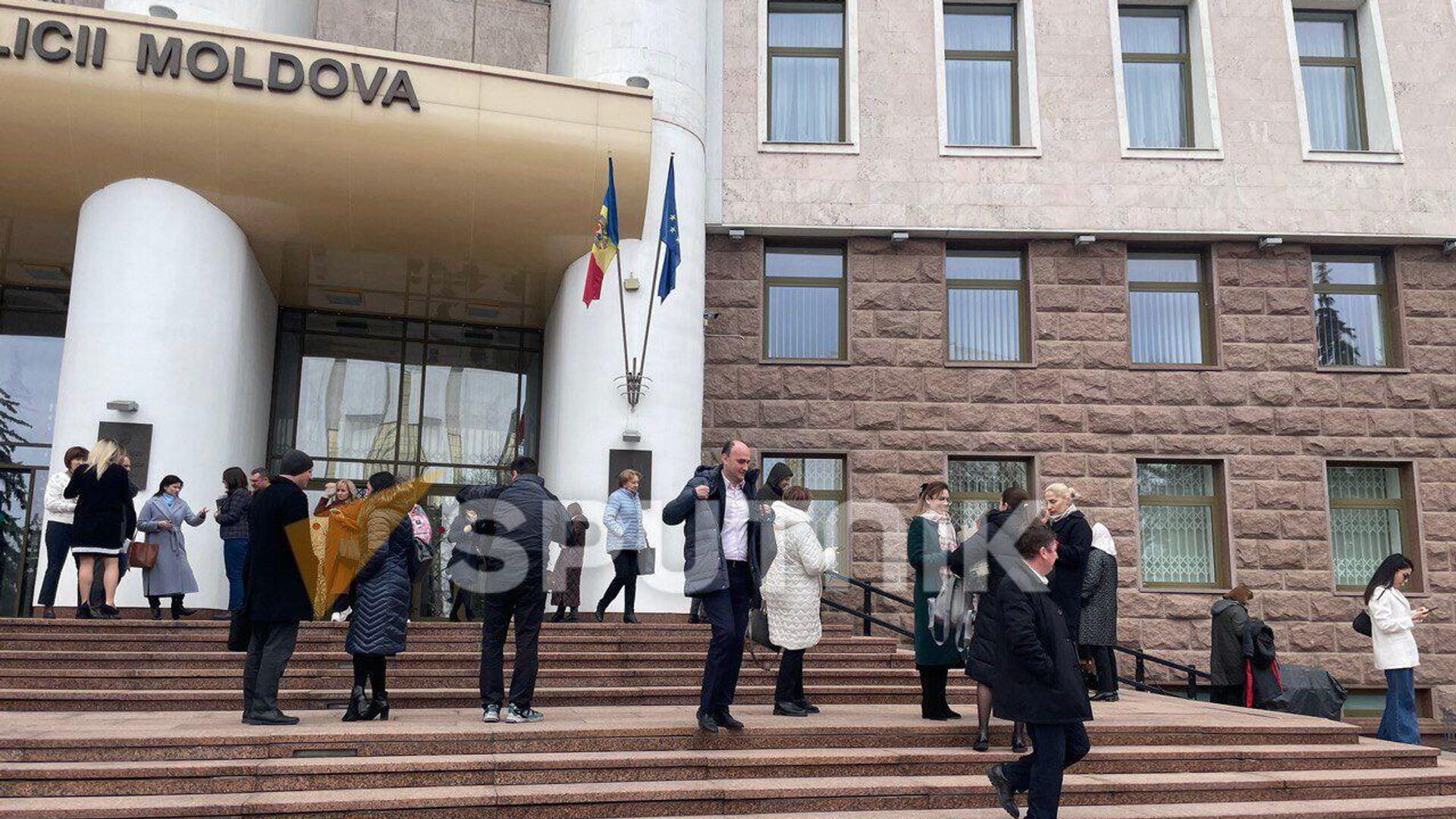 Эвакуация из здания парламента Молдавии в Кишиневе. 28 февраля 2024 - РИА Новости, 1920, 28.02.2024