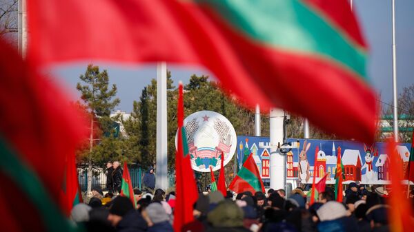 Герб и флаги Приднестровской Молдавской Республики в Тирасполе