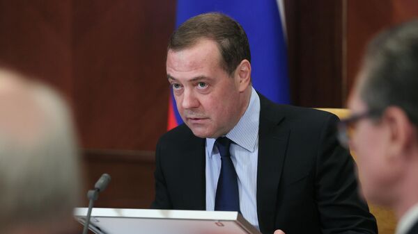 Медведев прокомментировал слова Макрона о поддержке Киева