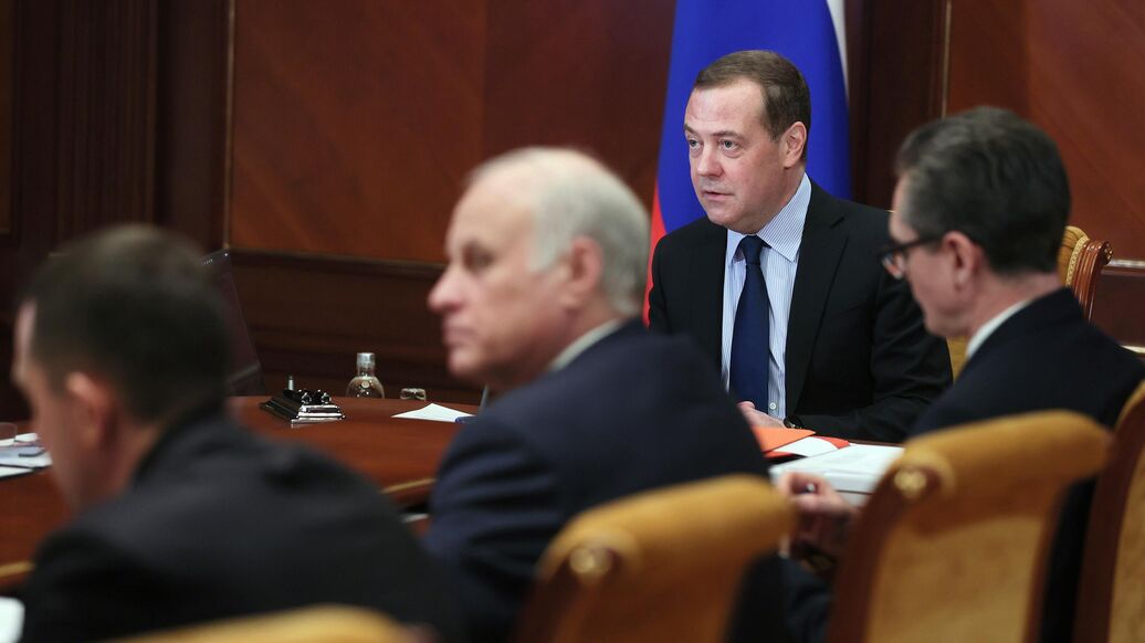 © РИА Новости / Екатерина ШтукинаПерейти в медиабанк<br>Заместитель председателя Совета безопасности РФ Дмитрий Медведев проводит заседание рабочей группы Военно-промышленной комиссии РФ. Архивное фото
