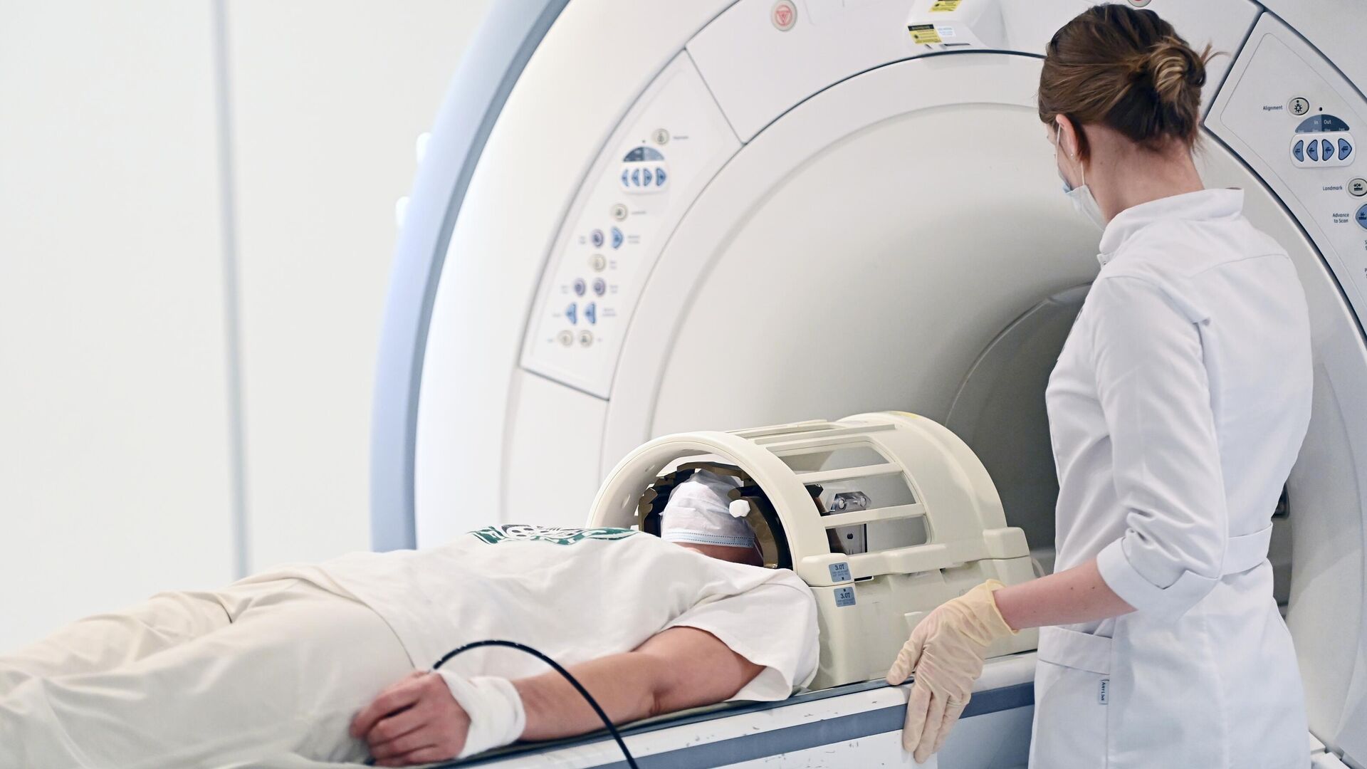 Пациент проходит обследование с помощью аппарата магнитно-резонансной томографии - РИА Новости, 1920, 28.02.2024