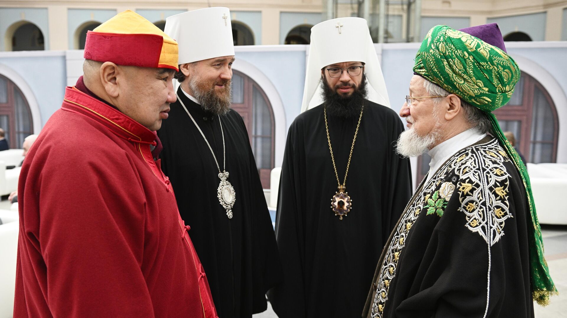 Председатель Отдела внешних церковных связей Московского патриархата митрополит Илларион, митрополит Волоколамский Антоний, верховный муфтий России, председатель Центрального духовного управления мусульман России Талгат Таджуддин перед началом послания президента РФ Владимира Путина Федеральному собранию - РИА Новости, 1920, 01.03.2024