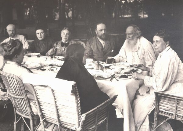 Л. Н. Толстой за обеденным столом среди родных и гостей. Фотография К.К. Буллы. 1908 г. Ясная Поляна