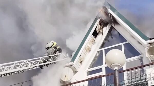 Тушение пожара на крыше жилого дома в Иркутске