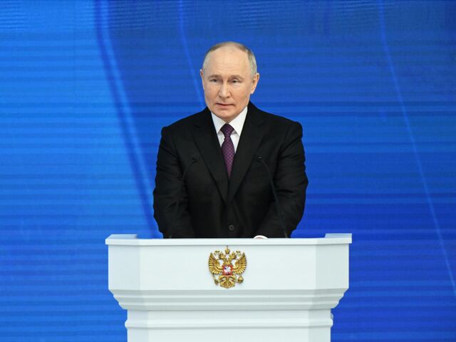 Президент РФ Владимир Путин выступает с посланием Федеральному собранию