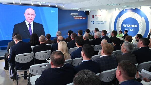 Министры ЛНР и представители общественных организаций смотрят трансляцию ежегодного послания президента РФ Владимира Путина к Федеральному Собранию в Луганске