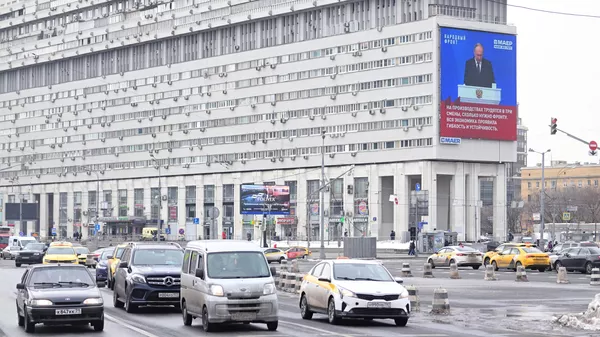 Трансляция ежегодного послания президента РФ Владимира Путина к Федеральному Собранию на медиафасаде дома на Большой Тульской улице, 2 в Москве Трансляция ежегодного послания президента РФ Владимира Путина к Федеральному Собранию на медиафасаде дома на Большой Тульской улице, 2 в Москве