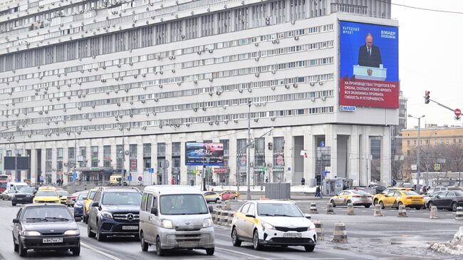 Трансляция ежегодного послания президента РФ Владимира Путина к Федеральному Собранию на медиафасаде дома на Большой Тульской улице, 2 в Москве