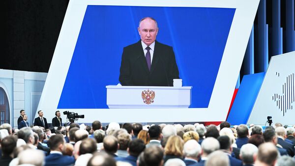 Президент России Владимир Путин обращается с посланием Федеральному собранию