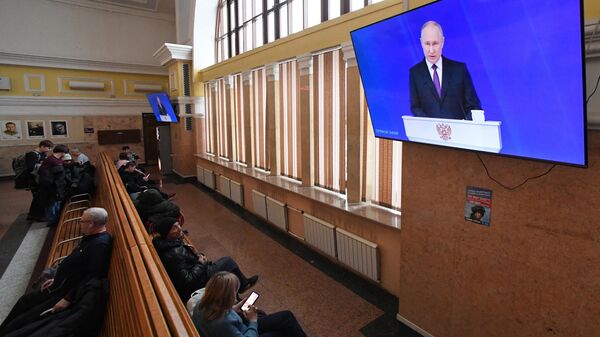 Трансляция ежегодного послания президента РФ Владимира Путина к Федеральному Собранию на железнодорожном вокзале Красноярска
