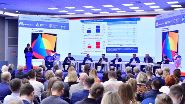 Участники пленарного заседания Рынок ЛКМ: реалии и перспективы в московском Экспоцентре на 28-й международной выставке Интерлакокраска