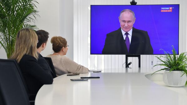 Трансляция ежегодного послания президента РФ Владимира Путина к Федеральному Собранию в штабе общественной поддержки Республики Крым в Симферополе