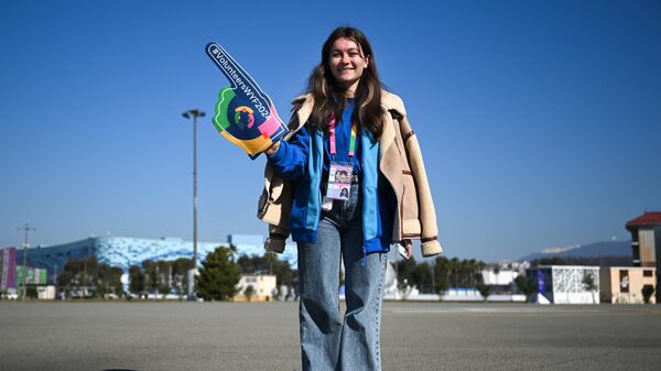 Волонтер на федеральной территории Сириус во время подготовки к Всемирному фестивалю молодежи в Сочи