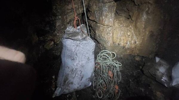 Уборка свалки в колодце в пещере в Сочи