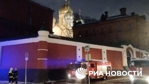 Сотрудники МЧС возле Зачатьевского женского монастыря, где произошел пожар. Кадр видео