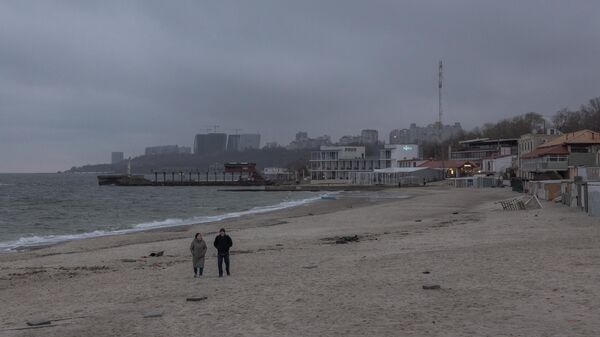 Пляж на берегу Черного моря в городе Одесса