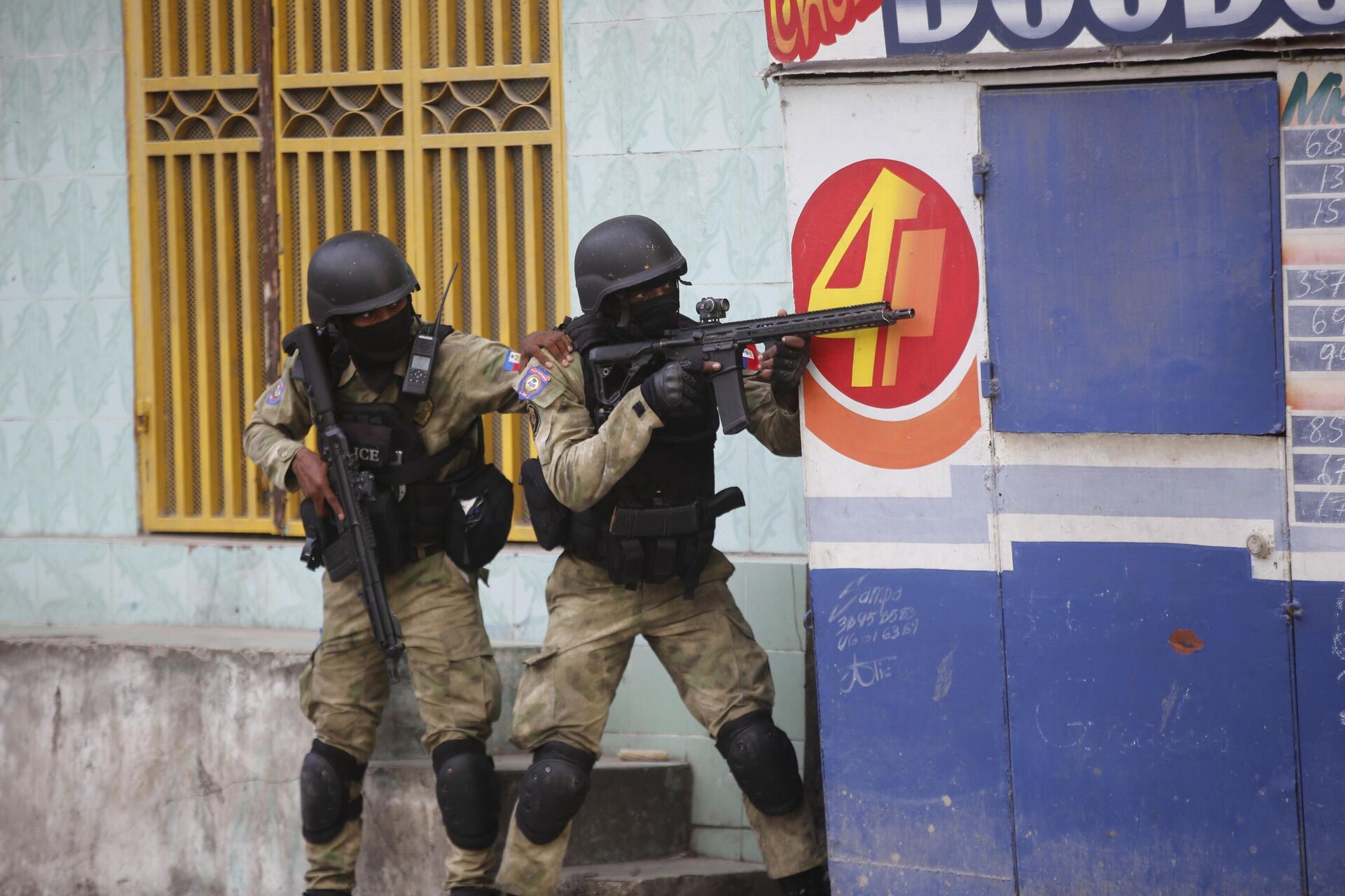 Полиция укрывается во время операции по борьбе с бандами в городе Порт-о-Пренса в Гаити - РИА Новости, 1920, 13.03.2024