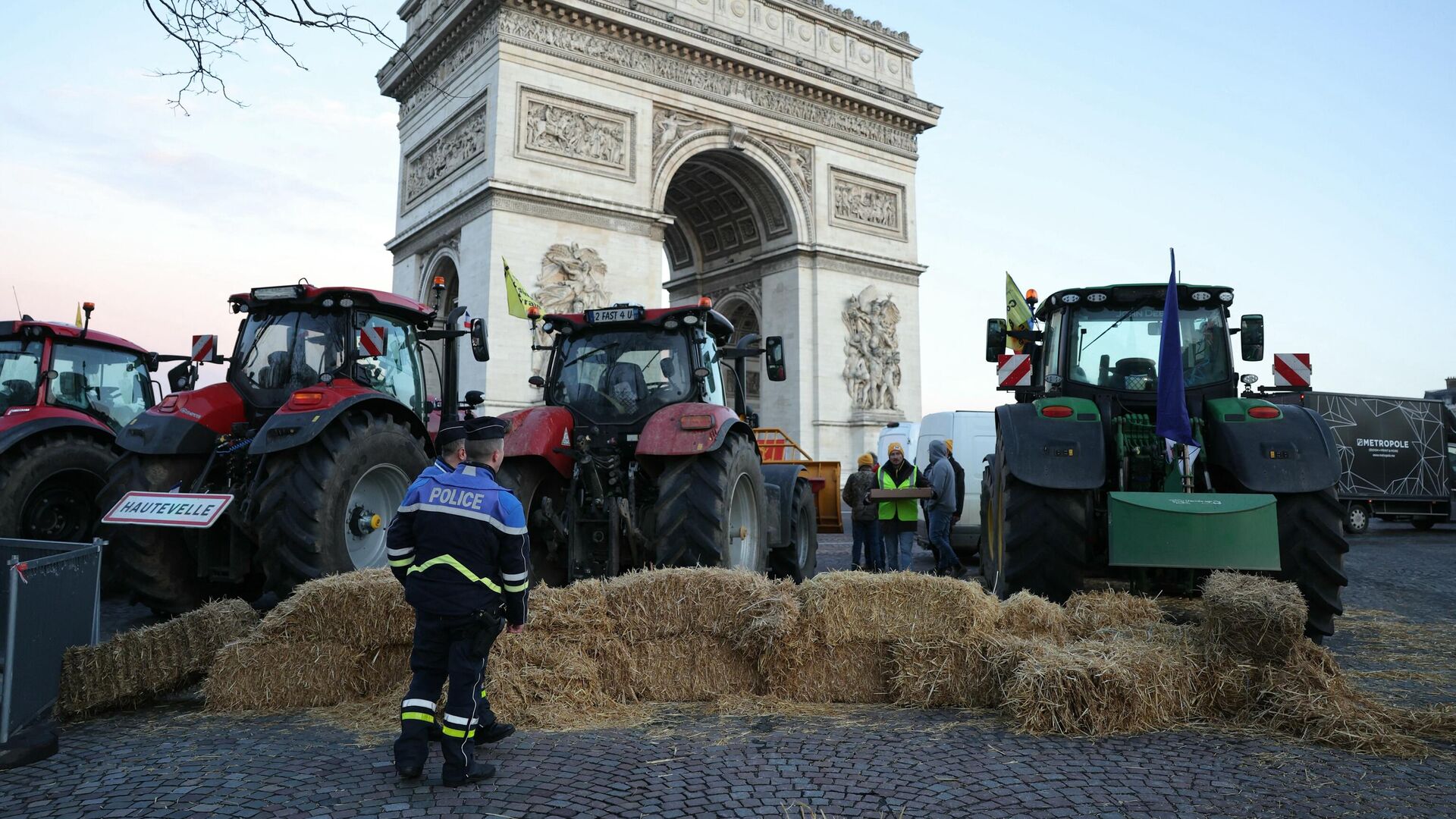 Акция протеста французских фермеров вблизи Триумфальной арки в Париже - РИА Новости, 1920, 01.03.2024