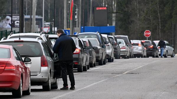 Автомобили на контрольно-пропускном пункте Котловка на белорусско-литовской границе. Архивное фото