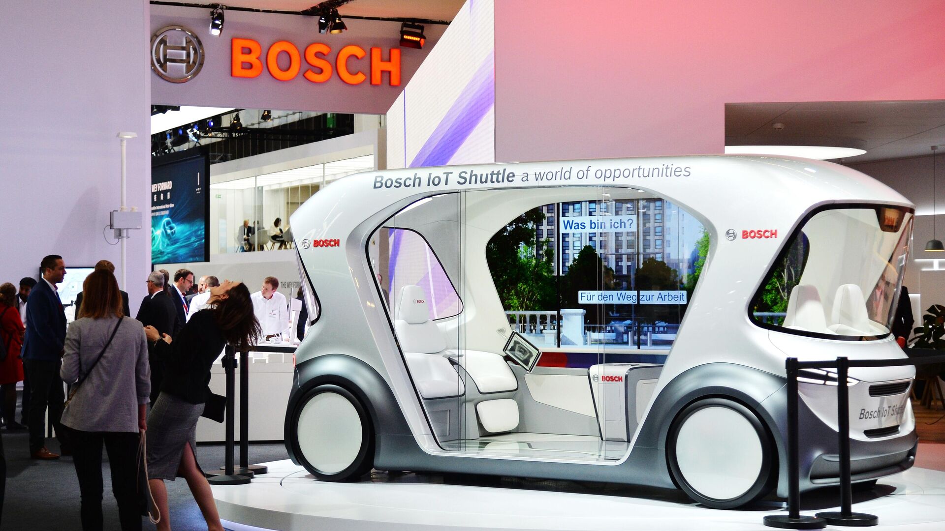 Посетители выставки у автомобиля Bosch IoT Shuttle - РИА Новости, 1920, 01.03.2024